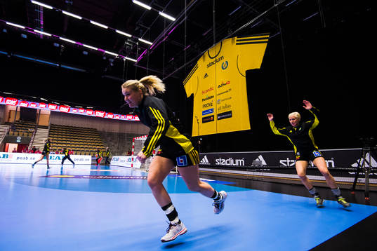 Sävehofs Ida Odén och Elin Hallagård värmer upp