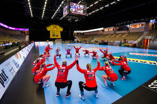 Skövdes spelare värmer upp