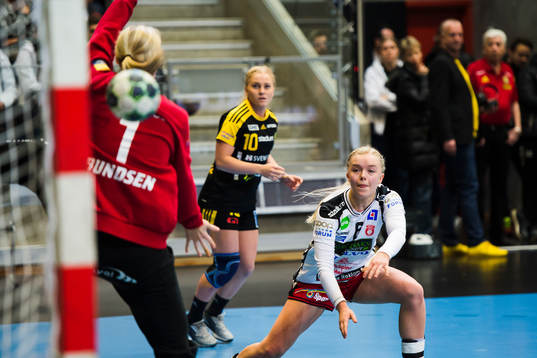 Skövdes Linnéa Efraimsson skjuter mot Sävehofs målvakt