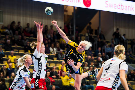 Sävehofs Elin Hallagård skjuter mot täckande Skövdes