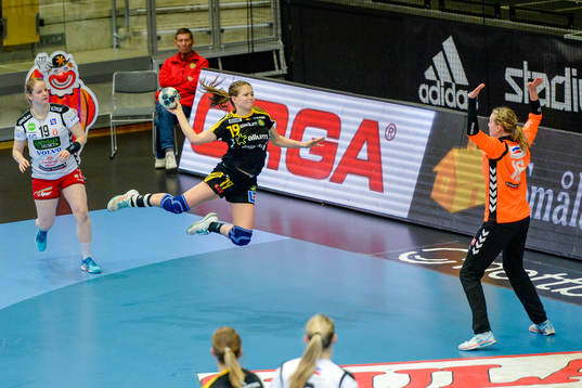 Sävehofs Olivia Mellegård och Skövdes målvakt Viktoria
