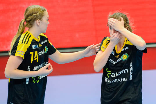 Sävehofs Linnea Pettersson tar hand om Thess Krönell som