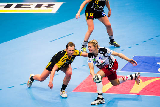 Sävehofs Elin Enhörning och Skövdes Tilda Matthijs i