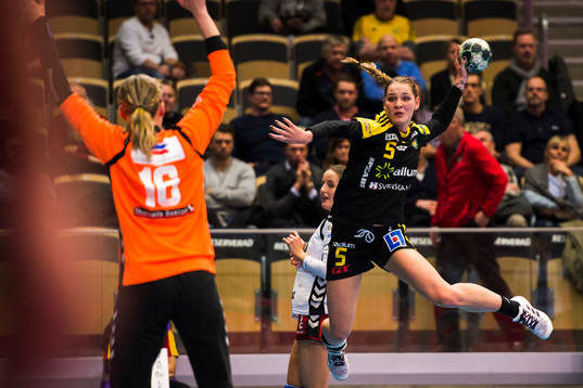 Sävehofs Joanna Lindvall Haggren skjuter mot Skövdes