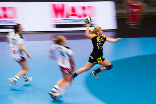 Sävehofs Hanna Örtorp hoppar igenom och skjuter