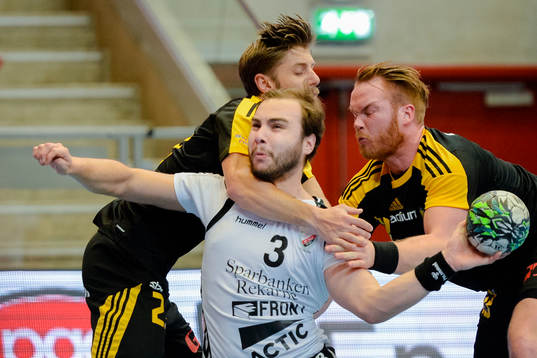 Sävehofs Viktor Ottosson och Atli Ingolfsson försvarar