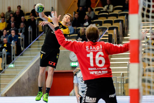 Sävehofs Henrik Johansson och Guifs målvakt Adam Krantz
