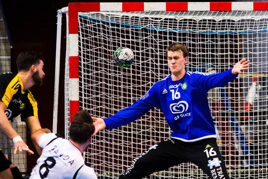 Sävehofs Linus Ekman ser Robin Andersson Dickfors skjuta