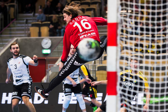 Sävehofs Olle Forsell-Schefvert skjuter och Guifs målvakt