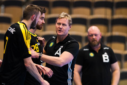 Sävehofs Jonas Larholm och Linus Ekman diskuterar med
