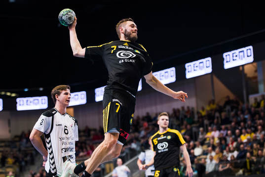 Guifs Marcus Ekman ser Sävehofs Jonas Larholm hoppa och