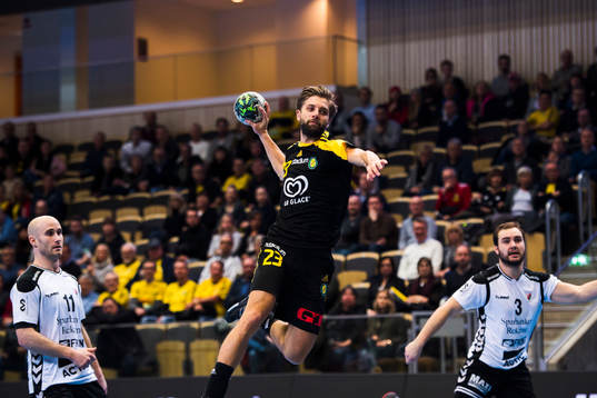 Guifs Mathias Tholin och Emil Andersson ser Sävehofs
