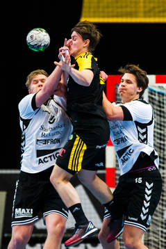 Guifs Markus Sjöbrink och Jesper Lindgren försvarar mot