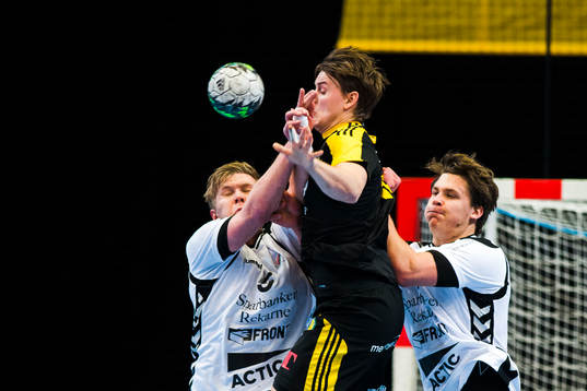 Guifs Markus Sjöbrink och Jesper Lindgren försvarar mot