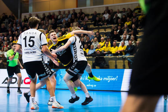 Guifs Jesper Lindgren och Erik Persson stoppar Sävehofs