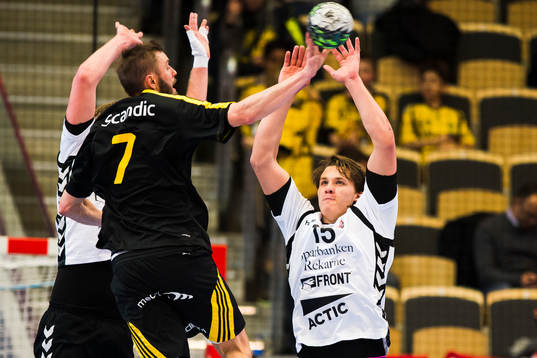 Sävehofs Jonas Larholm hoppar mot Guifs Jesper Lindgren
