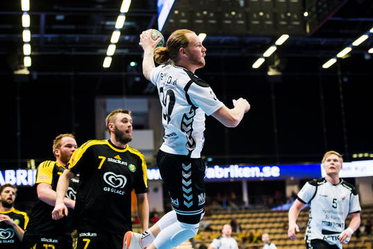 Guifs Emil Hansson skjuter