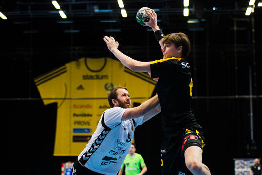 Guifs Daniel Ekman försvarar mot Sävehofs Oskar Sunnefeldt