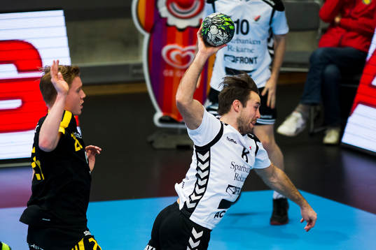 Sävehofs Jonathan Edvardsson ser Guifs Robin Andersson