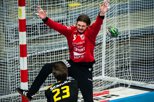 Sävehofs Viktor Ottosson skjuter mot Guifs målvakt Adam