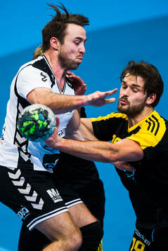 Guifs Robin Andersson Dickfors i kamp om bollen med