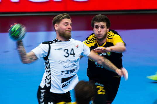 Guifs Simon Sonesten mot försvarande Sävehofs Olle