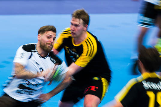 Guifs Simon Sonesten mot försvarande Sävehofs Viktor