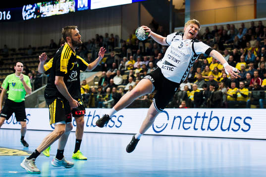 Sävehofs Jonas Larholm ser Guifs Markus Sjöbrink skjuta