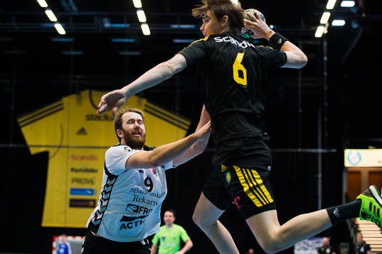 Guifs Daniel Ekman försvarar mot Sävehofs Oskar Sunnefeldt