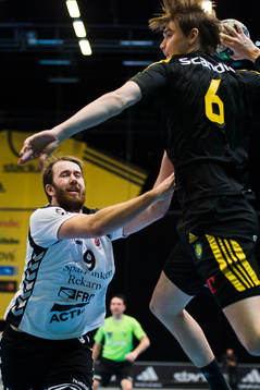 Guifs Daniel Ekman försvarar mot Sävehofs Oskar Sunnefeldt