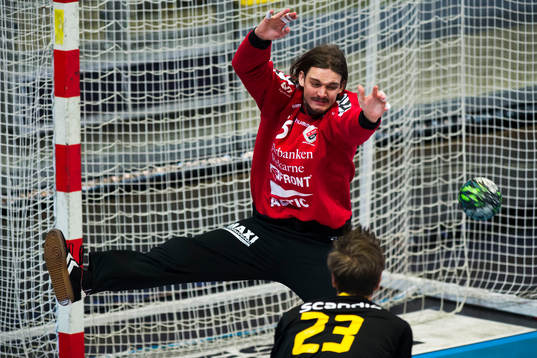 Sävehofs Viktor Ottosson skjuter mot Guifs målvakt Adam