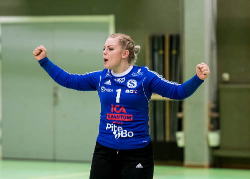 Strömnäs målvakt Thea Lundmark jublar