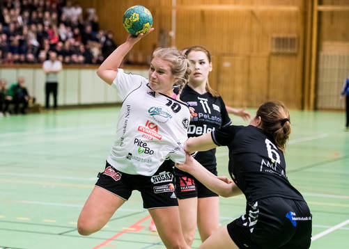 Strömnäs Ines Hodzic försöker gå igenom Lillpite