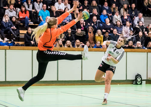s målvakt Rebecca Strandberg räddar ett friläge av