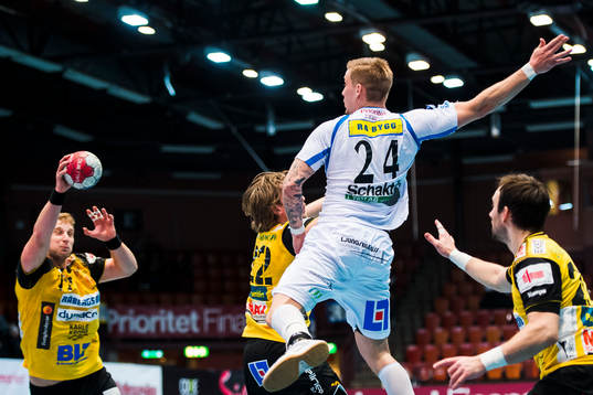 Karlskronas Johannes Sandgren bryter en passning från