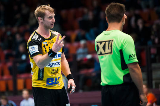 Karlskronas Nicklas Grundsten reagerar mot domaren