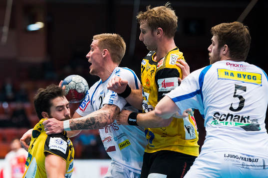 Karlskronas Bruno Castro stoppas av Redbergslids Linus