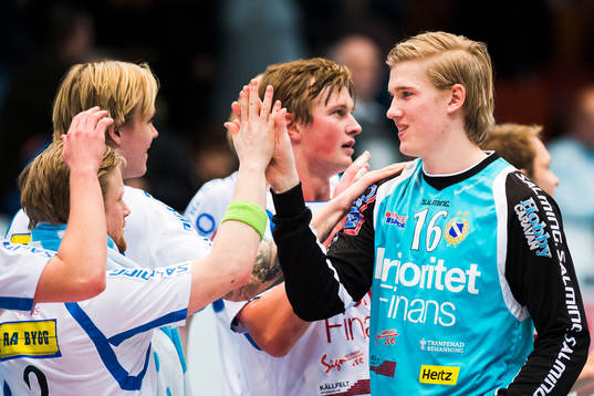 Redbergslids målvakt Tobias Thulin jublar med lagkamrater