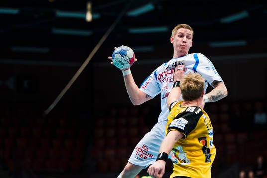Karlskronas Nicklas Grundsten försvarar mot Redbergslids