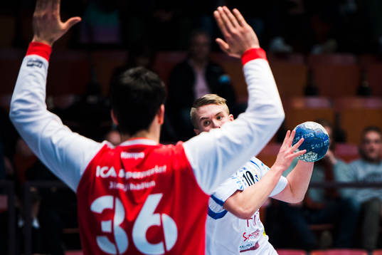 Redbergslids Oliver Wigmark skjuter mot Karlskronas