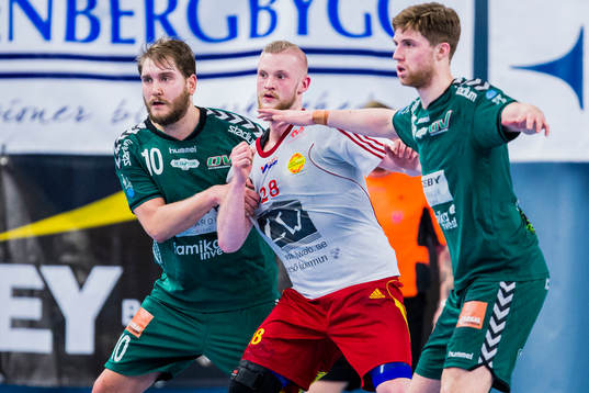 Helsingborgs Niclas Näreborn försvarar mot Tyresös