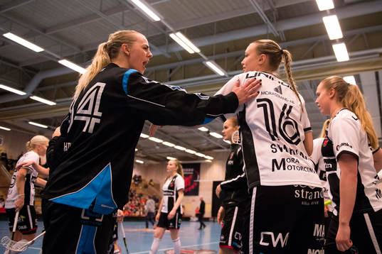 Moras Lina Svarfvar jublar