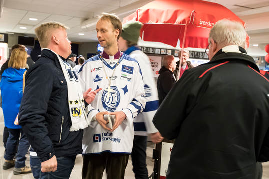Biskop Mikael Mogren i Leksands tröja i samtal med