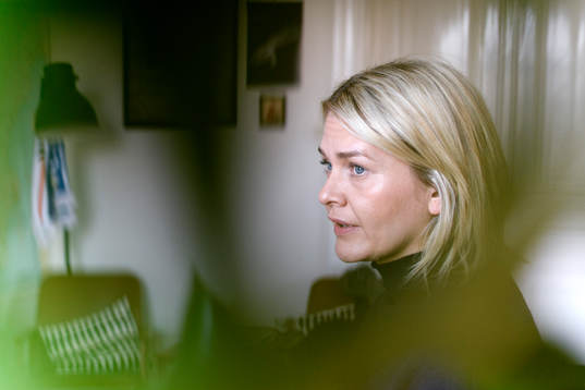 Anna Axvi blir intervjuad