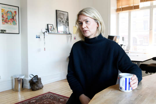 Anna Axvi blir intervjuad