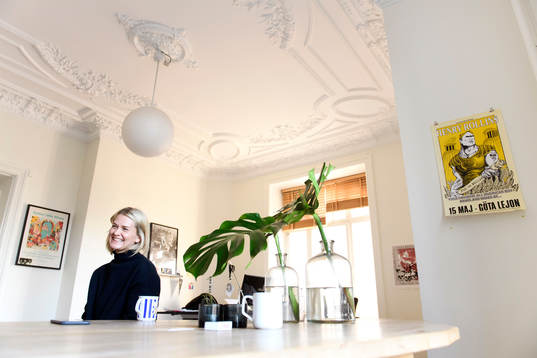 Anna Axvi blir intervjuad