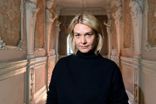 Anna Axvi blir intervjuad