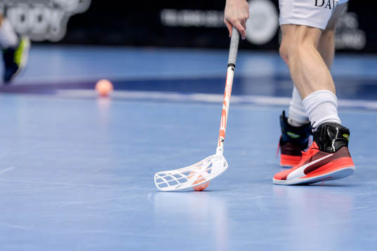 Innebandyklubba med boll innebandymatchen i SSL mellan