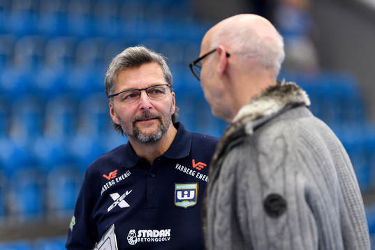 Warbergs tränare Ulf Hallstensson blir intervjuad av