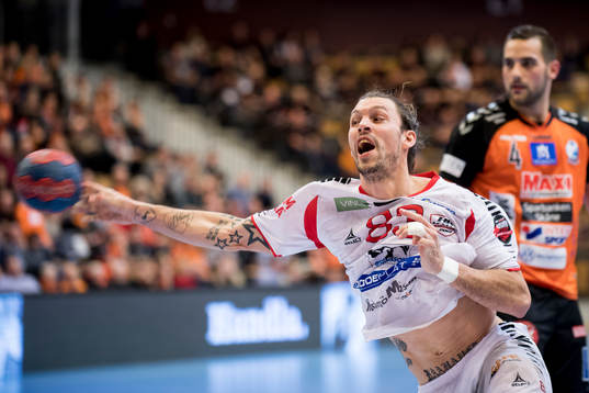 HK Malmös Fredrik Petersen skjuter